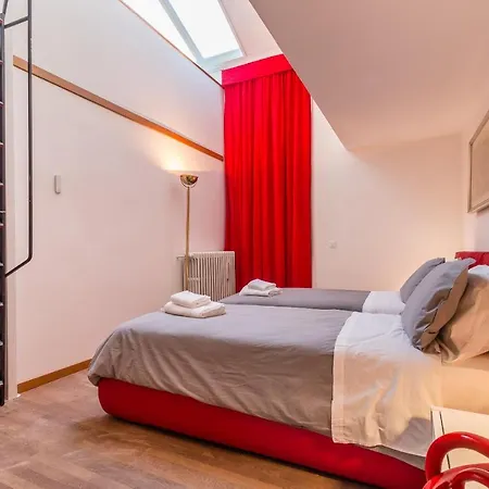 Red House Close To @accademia Bridge Venice