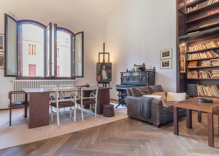 Red House Close To @accademia Bridge