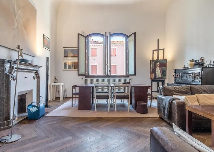 Red House Close To @accademia Bridge * البندقية