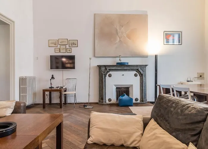 Red House Close To @accademia Bridge * البندقية