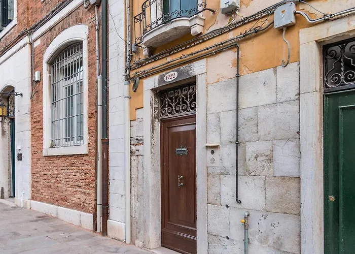 Red House Close To @accademia Bridge * البندقية