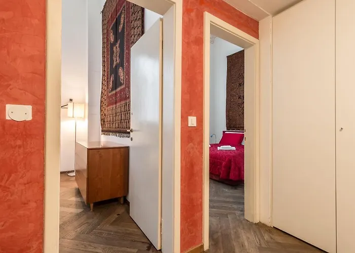 Red House Close To @accademia Bridge