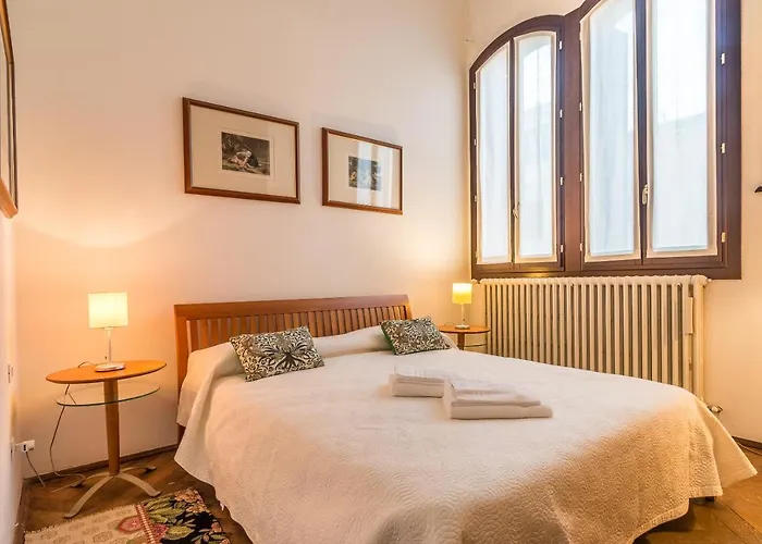 Red House Close To @accademia Bridge *