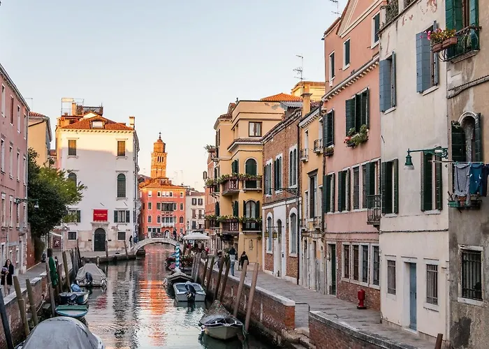 Red House Close To @accademia Bridge شقة البندقية