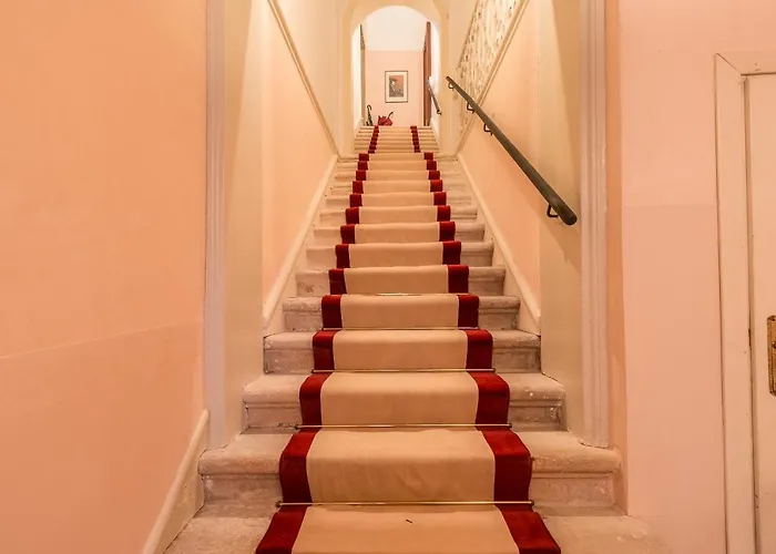 Red House Close To @accademia Bridge *