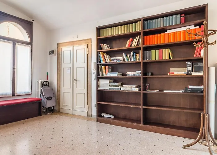 Red House Close To @accademia Bridge