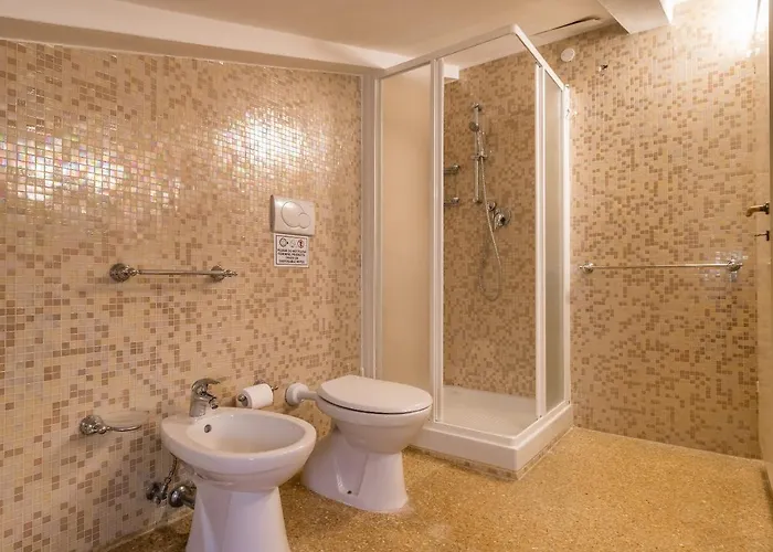 Red House Close To @accademia Bridge