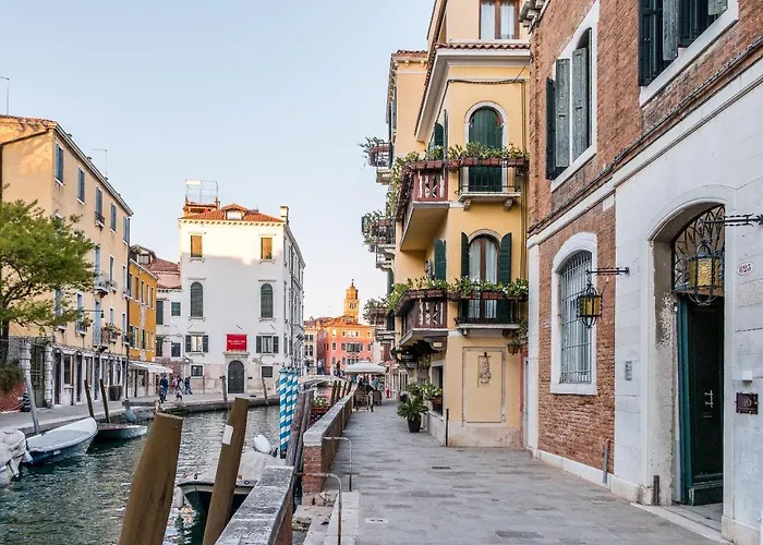 Red House Close To @accademia Bridge
